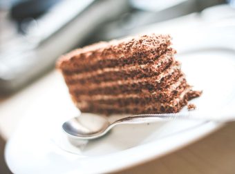 EAI包括的内容很复杂，涉及到结构、硬件、软件、流程等企业系统的各个层面，具体可分为如下的集成层面：界面集成、平台集成、（      ）、应用集成、过程集成。